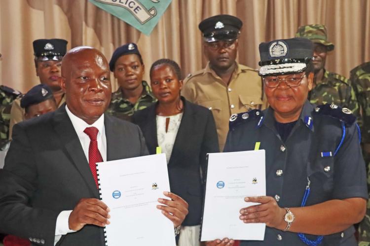 Magwaya and Mbewe pose after signing the MOU